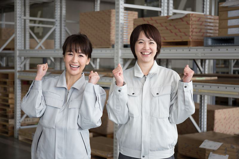 白い作業服を着た女性社員2人